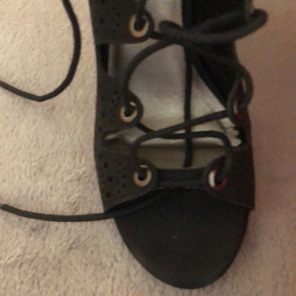 NWT đź‘ Guess heels black lace pattern - Picture 10 of 14